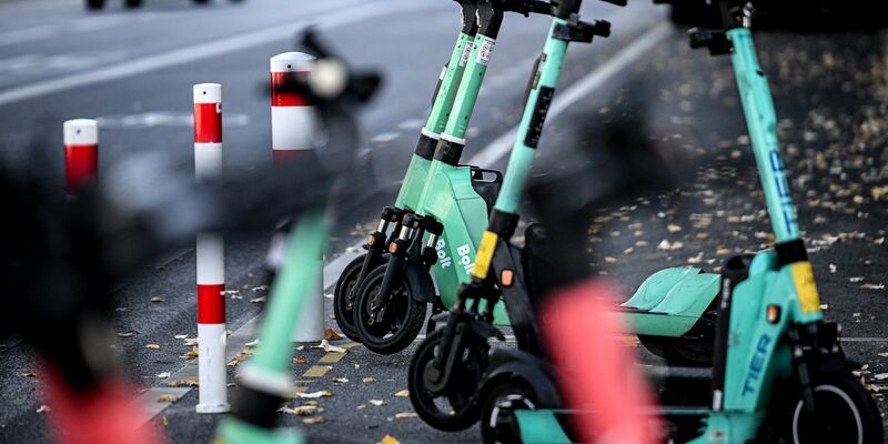 Die Zahl der Toedesopfer nach Unfällen mit E-Scootern hat sich verdoppelt. (Archivbild).  - Foto: Britta Pedersen/dpa