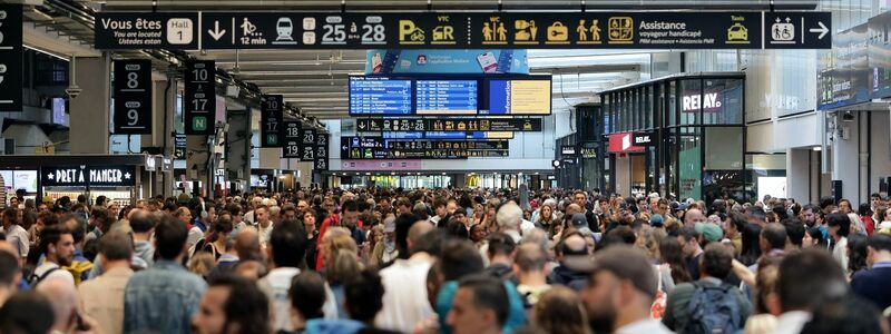 Zahlreiche Fahrgäste sind in Frankreich von den Auswirkungen der Anschläge betroffen. - Foto: Thibaud Moritz/AFP/dpa