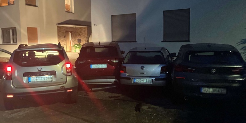 POL-SU: Jugendliche krachen in geparkte Autos und flüchten von der Unfallstelle - Foto: presseportal.de