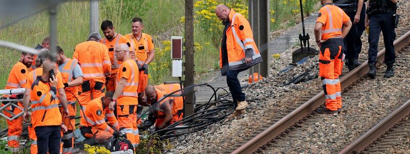 Die Reparaturen laufen auf Hochtouren. - Foto: Denis Charlet/AFP/dpa