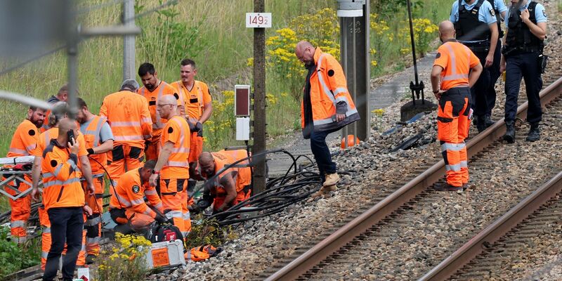 Die Reparaturarbeiten am französischen Bahnnetz dauern auch am Wochenende an. - Foto: Denis Charlet/AFP/dpa