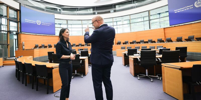 Außenministerin Annalena Baerbock (Grüne) besucht auf ihrer Sommerreise Hamburg. Am Rande kritisiert sie scharf den Umgang von Belarus mit einem Deutschen. - Foto: Christian Charisius/dpa
