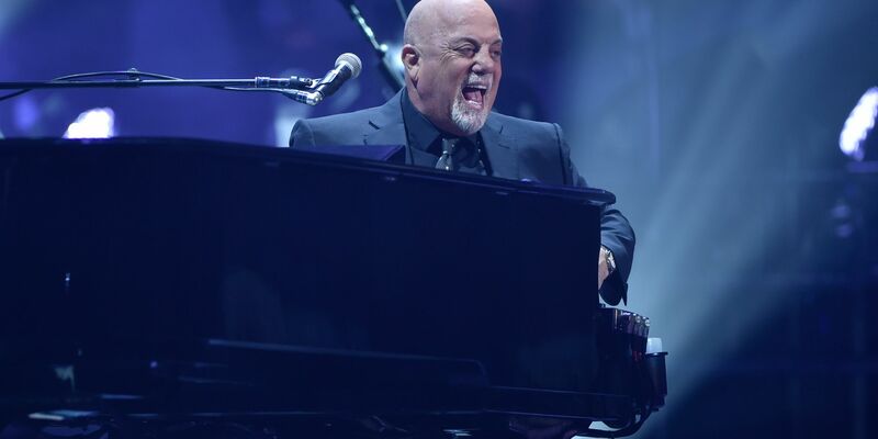 Der «Piano Man» Billy Joel muss seine laufende Tournee aus gesundheitlichen Gründen unterbrechen (Archivfoto) - Foto: Evan Agostini/Invision/AP/dpa