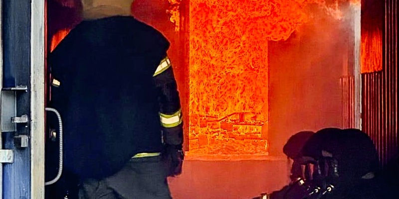 FW-OLL: Hitze bis zu 1000°C - Realbrandausbildung der Gemeindefeuerwehr Großenkneten - Foto: presseportal.de