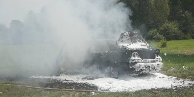 POL-CUX: PKW brennt auf Wiese in Hymendorf vollständig aus - Fahrzeugführer und starkem Alkoholeinfluss und ohne Führerschein unterwegs (Lichtbild in der Anlage) - Foto: presseportal.de