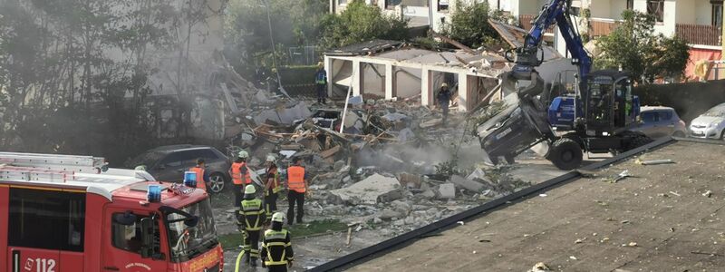 Ein Bagger des THW räumt nach der Explosion in Memmingen Schutt zur Seite. - Foto: Fritz Pavlon/Fritz Pavlon /dpa