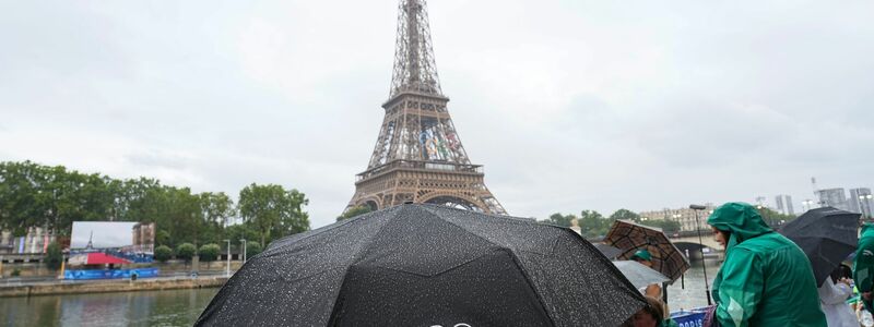 Im Regen beginnt die Eröffnungsfeier der Olympischen Spiele in Paris. - Foto: Michael Kappeler/dpa