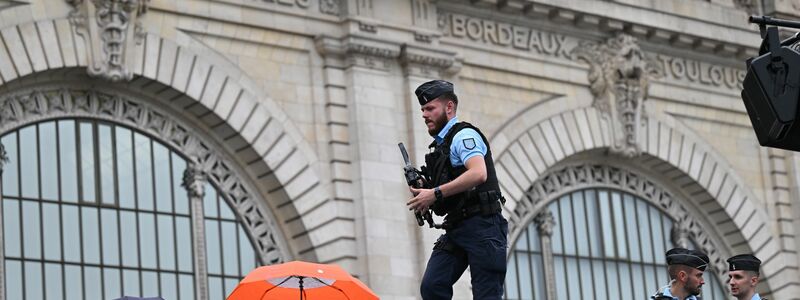 Rund 45.000 Sicherheitskräfte waren bei der Eröffnungsfeier im Einsatz. - Foto: Marijan Murat/dpa