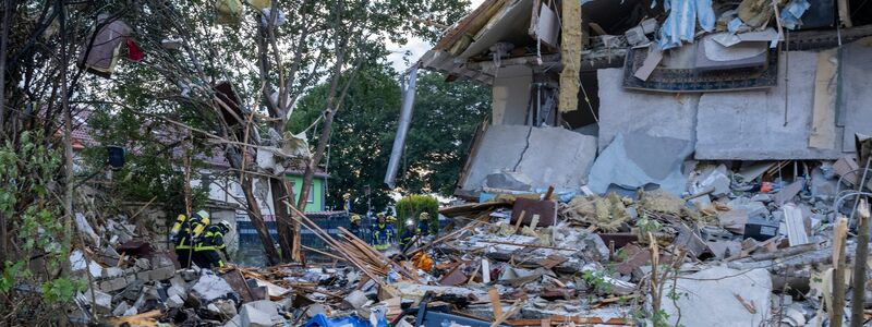 Im Einsatz ist auch schweres Gerät. - Foto: Stefan Puchner/dpa