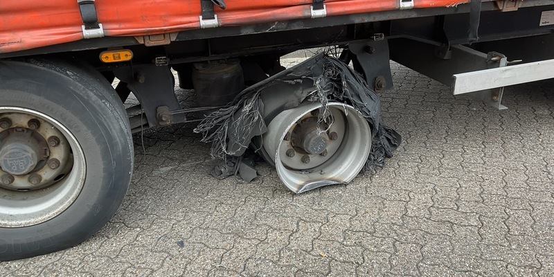 FW Alpen: Gemeldeter Lkw-Brand auf der Autobahn 57 in Alpen - Foto: presseportal.de