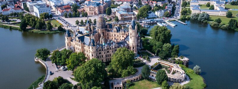 Das Schloss auf einer Insel im Schweriner See. - Foto: Jens Büttner/dpa