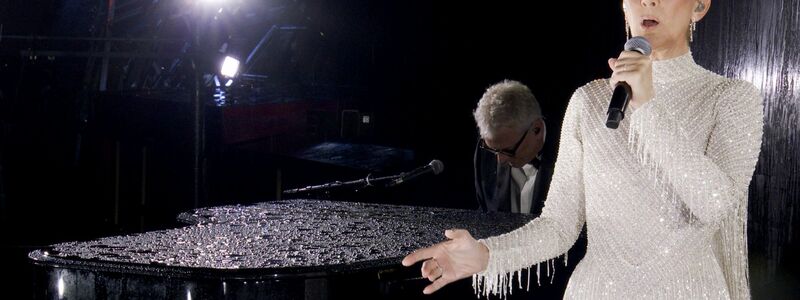 Nach krankheitsbedingter Pause tritt Celine Dion erstmals wieder auf - und das von Hunderten Millionen Zuschauern weltweit. - Foto: Uncredited/Olympic Broadcasting Services/AP