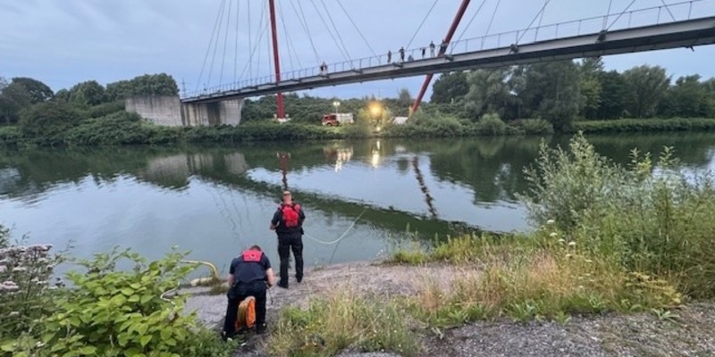 FW-GE: Abendliche Feuerwehrübung am Rhein-Herne-Kanal - Foto: presseportal.de