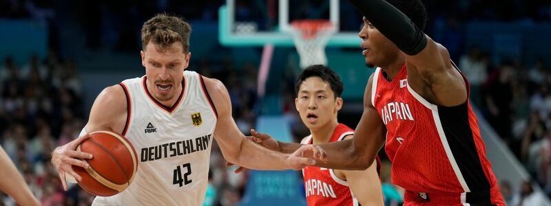 Leonie Fiebich (r.) und die deutschen Basketballerinnen machten es Topfavorit USA sehr schwer. - Foto: Mark J. Terrill/AP