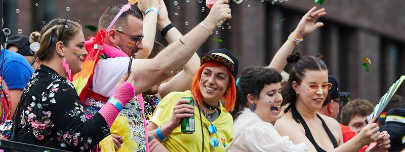 Trotz des Regens war die Stimmung beim CSD in Berlin gut. - Foto: Joerg Carstensen/dpa