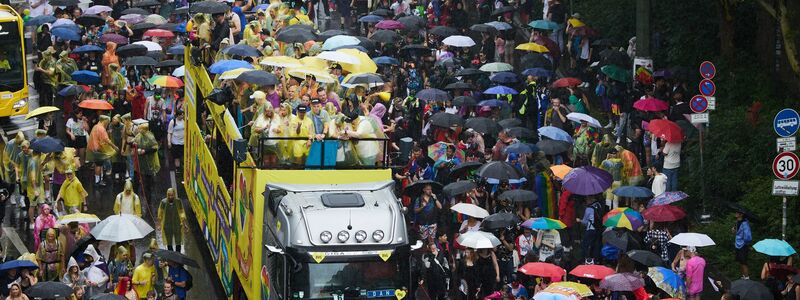 Die Veranstalter des CSD in Berlin appellieren an die Politik, den Schutz queerer Menschen ins Grundgesetz aufzunehmen.  - Foto: Jörg Carstensen/dpa