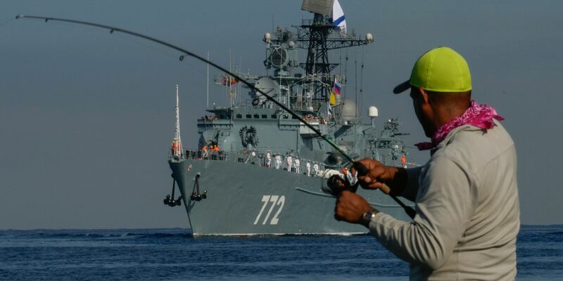 Ein russisches Militärschiff läuft in den Hafen von Havanna ein. - Foto: Ramon Espinosa/AP/dpa