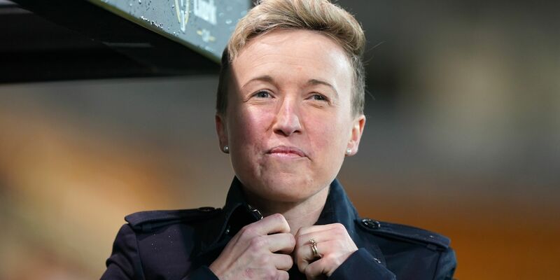 Harte FIFA-Strafe im Drohnen-Skandal: Sechs Punkte Abzug und ein Jahr Sperre für Trainerin Bev Priestman. - Foto: Joe Giddens/PA Wire/dpa