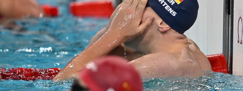 Lukas Märtens freut sich über seinen Olympiasieg - viel gefeiert hat er aber nicht. - Foto: Sven Hoppe/dpa