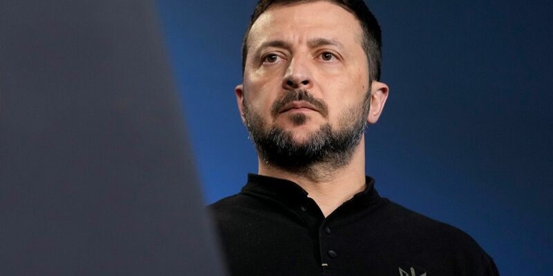 Der ukrainische Präsident Wolodymyr Selenskyj hat nach einem russischen Raketenschlag gegen eine Großstadt die Erlaubnis zum Einsatz weitreichender Waffen gegen Abschussrampen, Militärflugplätze und Logistik in Russland gefordert. (Archivbild) - Foto: Susan Walsh/AP/dpa