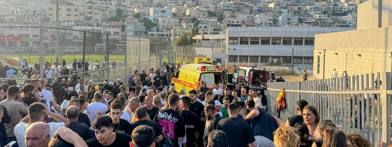 Nach dem Raketeneinschlag auf einem belebten Fußballplatz in Madschd al-Schams herrscht Entsetzen.  - Foto: Hassan Shams/AP/dpa