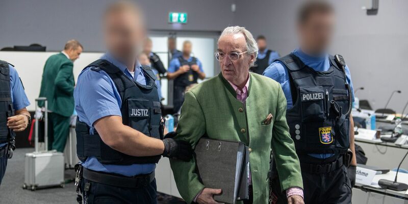 In Frankfurt steht Heinrich XIII. Prinz Reuß schon vor Gericht. Die Ermittlungen gegen mutmaßliche Unterstützer der «Reichsbürger»-Vereinigung um ihn dauern an. (Archivbild) - Foto: Helmut Fricke/dpa