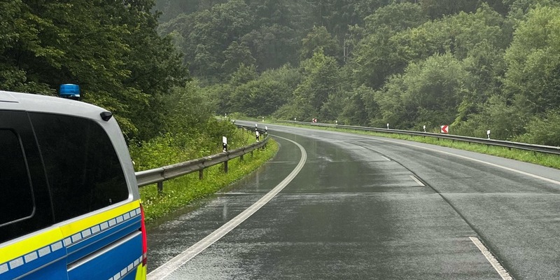 POL-HX: Fahrzeug gerät in den Gegenverkehr, entgegenkommender BMW muss in die Leitplanken ausweichen - Foto: presseportal.de