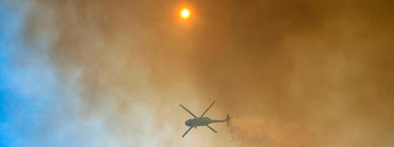 Mit Hubschraubern wird versucht, dem Feuer Herr zu werden.  - Foto: Nic Coury/AP/dpa