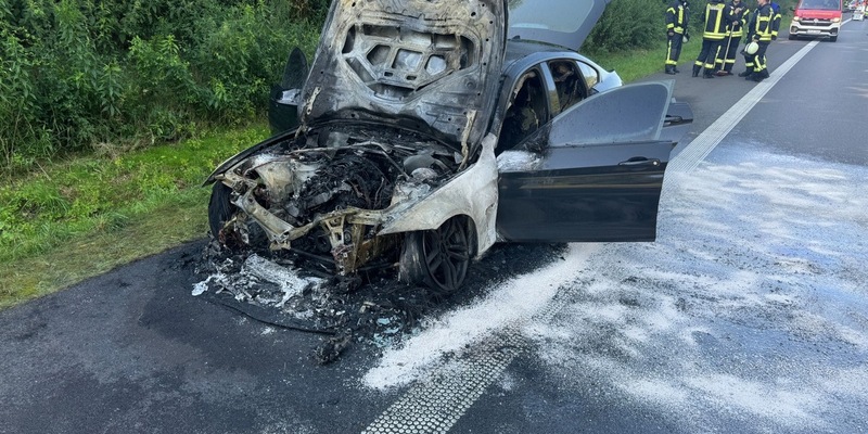 FFW Schwalmtal: Feuerwehr löscht PKW Brand - Foto: presseportal.de