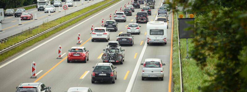 Reisende brauchten am Wochenende viel Geduld. Deutschlandweit waren die Straßen voll. - Foto: Gregor Fischer/dpa