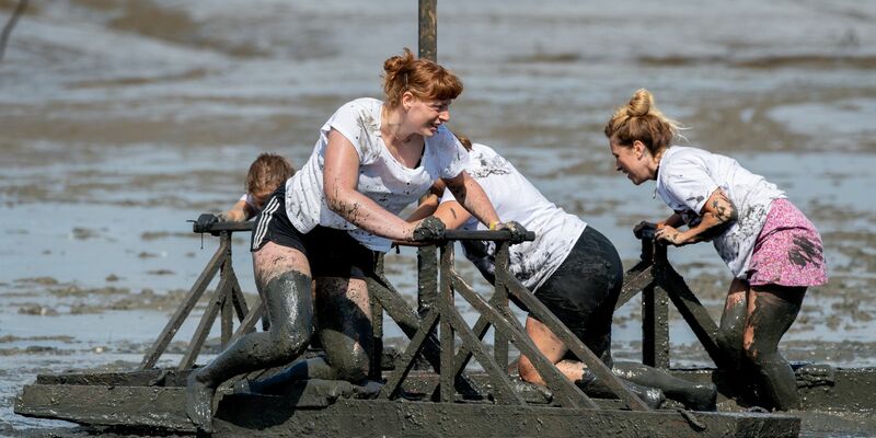 Ein ganz besonderer Sport: Schlickrutschen. Jetzt sind die Deutschen Meister dieser Sportart gekürt.  - Foto: Hauke-Christian Dittrich/dpa