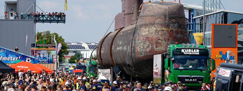 Angekommen: U17 steht auf Gelände des Technikmuseums Sinsheim neben einem Flugzeug. - Foto: Uwe Anspach/dpa