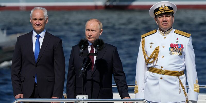 Kremlchef Wladimir Putin nutzt seine Reden beim traditionellen Tag der Marine, der am letzten Juli-Sonntag gefeiert wird, immer wieder zur Machtdemonstration. - Foto: Dmitri Lovetsky/Pool AP/dpa