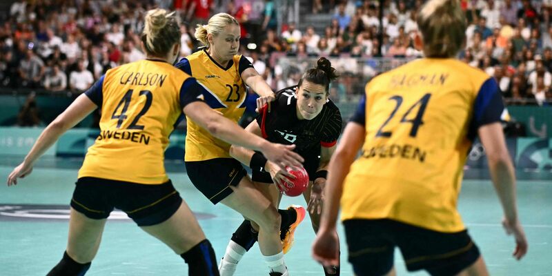 Deutschlands Handballerinnen stehen nach der Niederlage gegen Schweden vor dem Olympia-Aus. - Foto: Aris Messinis/AFP/dpa