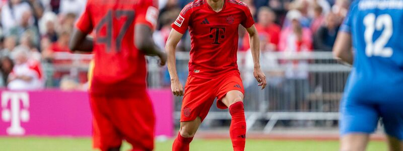 Pech für Hiroki Ito (M), im zweiten Testspiel für die Bayern verletzt er sich. - Foto: David Inderlied/dpa