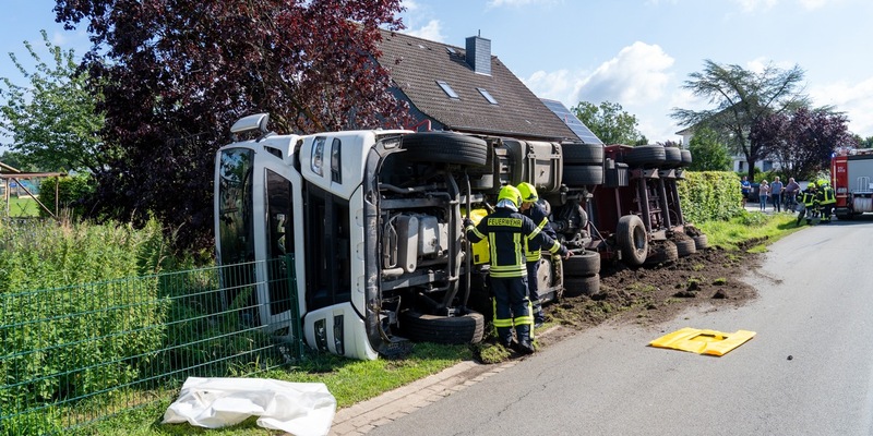 FW Flotwedel: LKW umgestürzt - Feuerwehren rücken zu Unfall mit alleinbeteiligtem LKW in Bröckel aus - Foto: presseportal.de