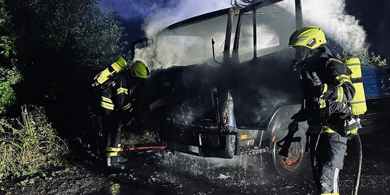 FW-DT: Brennender LKW in der Niewaldstraße - Foto: presseportal.de