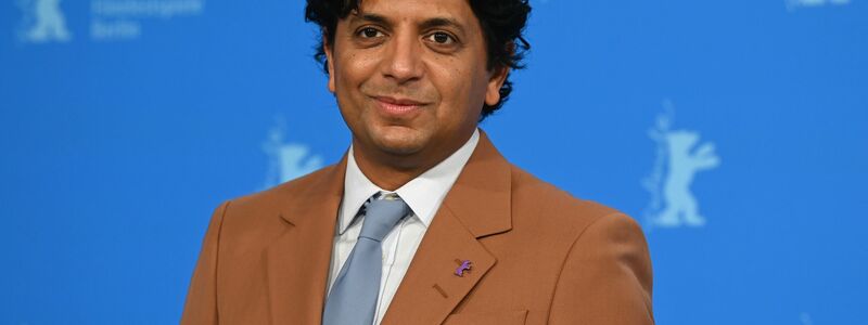 Der Filmregisseur, Drehbuchautor und Produzent M. Night Shyamalan hat eine Schwäche für Filme mit Plot-Twist: Bahnbrechend war vor 25 Jahren sein Geisterfilm «The Sixth Sense», in dem ein kleiner Junge überall tote Menschen sieht, die ihm Angst einjagen und ihn um Hilfe bitten. - Foto: Jens Kalaene/dpa-Zentralbild/dpa