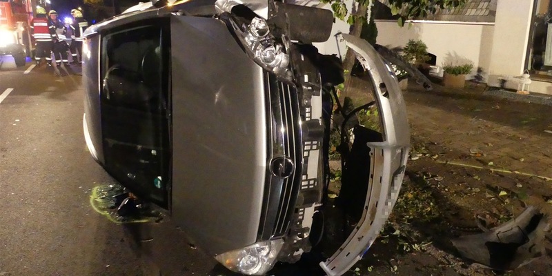 POL-GM: Auto landet auf Seite - 20-Jähriger leicht verletzt - Foto: presseportal.de