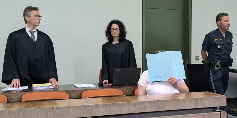 Die 52 Jahre alte Angeklagte hat die Tötung des Mannes zum Prozessauftakt gestanden. - Foto: Bernhard Hiergeist/dpa