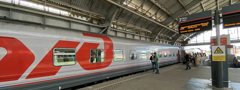 Die russische Staatsbahn mit dem Logo RZD gilt als eines der wichtigsten Transportmittel im flächenmäßig größten Land der Erde. (Symbolbild) - Foto: Ulf Mauder/dpa