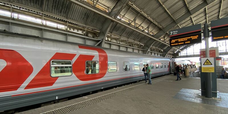 Die russische Staatsbahn mit dem Logo RZD gilt als eines der wichtigsten Transportmittel im flächenmäßig größten Land der Erde. (Symbolbild) - Foto: Ulf Mauder/dpa
