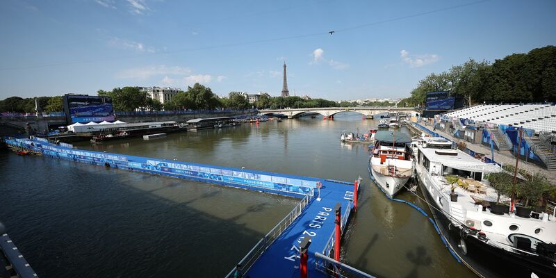 Die Triathleten konnten sich Schwimmstrecke in der Seine nur von außen ansehen. - Foto: Sven Hoppe/dpa