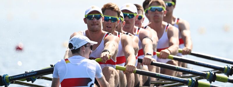 Einer-Dominator Oliver Zeidler präsentiert stolz seine Goldmedaille.   - Foto: Sebastian Kahnert/dpa