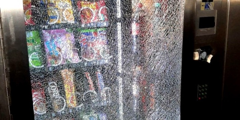 BPOL-KI: Bundespolizei - 80x auf Snackautomaten eingeschlagen und eingetreten. - Foto: presseportal.de