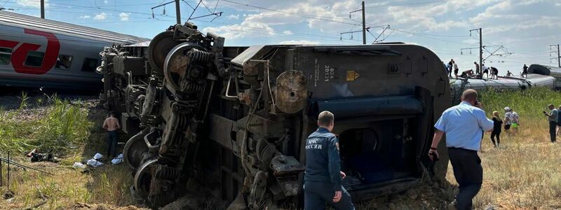 Nach RZD-Angaben kippten in der Region Wolgograd acht Waggons von den Gleisen. - Foto: Uncredited/Kotelnikovsky District Administr/AP/dpa