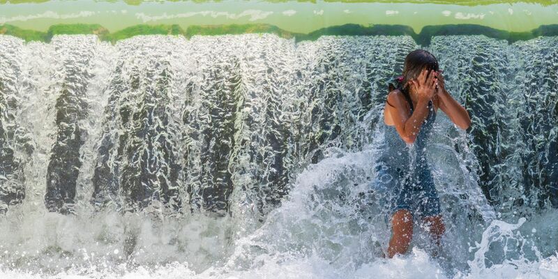 Nicht überall kann man sich bei Hitze so gut abkühlen wie hier im Englischen Garten in München. (Archivbild) - Foto: Peter Kneffel/dpa