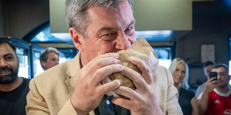 Der Ministerpräsident lud Instagram-Follower zum gemeinsamen Döner-Mahl ein. - Foto: Peter Kneffel/dpa