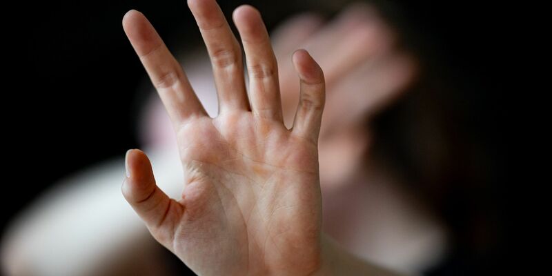 24 Prozent junger Frauen in Beziehungen weltweit haben schon einmal Gewalt erlebt.(Symbolbild) - Foto: Fabian Sommer/dpa