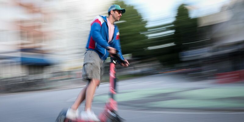 Mehr als die Hälfte aller E-Scooter-Unfälle registrierte die Polizei in großen Städten. (Symbolbild) - Foto: Christian Charisius/dpa